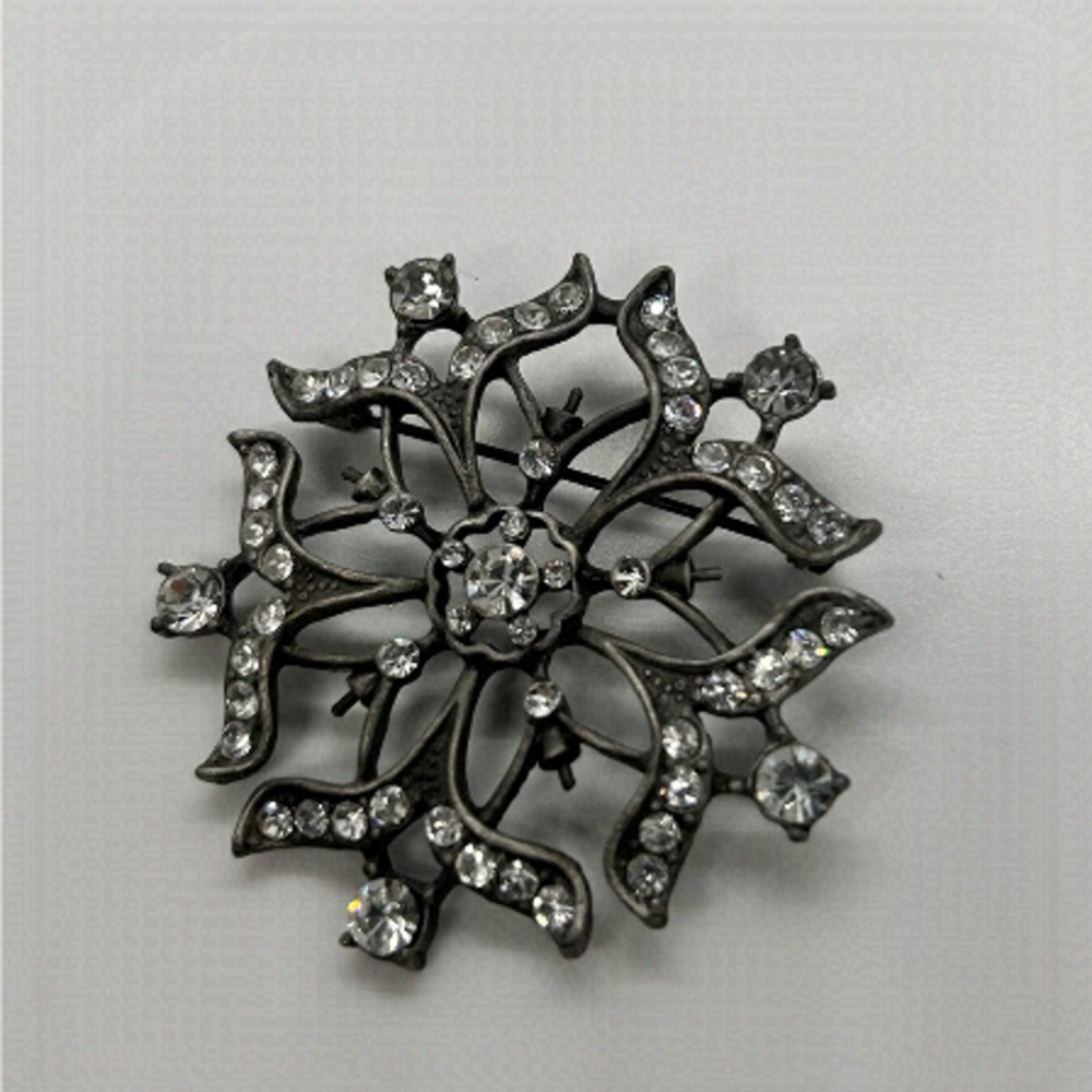 Brooch, very pretty. All stones are intact